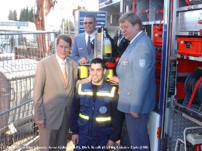 Der CDU-Bundestagsabgeordnete Gero Storjohann mit dem THW-Ortsbeauftragten Günter Golz (rechts), dem THW-Helfer Dirk Kraft (vorne Mitte) und Arne Gebert (hinten). Arne Gebert erhielt bei der Feierstunde das Helferabzeichen in Gold für außerordentliche Leistungen und besonderes Engagement.